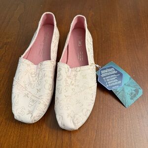 Women’s new TOMS Pink wedding theme patterned Slip-On Shoes size 8